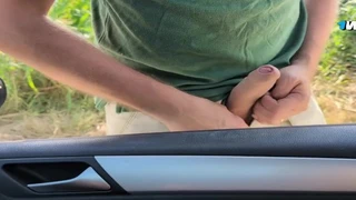 PROF carica uno SCONOSCIUTO IN AUTO gli SEGA IL CAZZO E LUI SBORRA – Dialoghi Italiano Miele Blanco